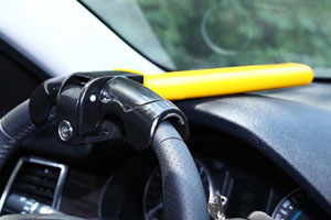 Ang Pinakamagandang Steering Wheel Locks para Panatilihin ang Iyong Sakay Kung Saan Mo Ito Ipinarada