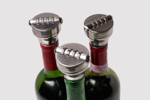 Protektahan ang iyong paboritong tipple gamit ang tusong Combination Bottle Stopper na ito